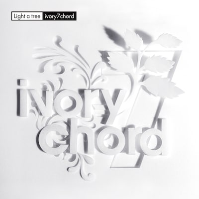 デビューシングル「light a tree」のジャケット。「distance」のビデオクリップはindiesmusic.comにて配信されている。