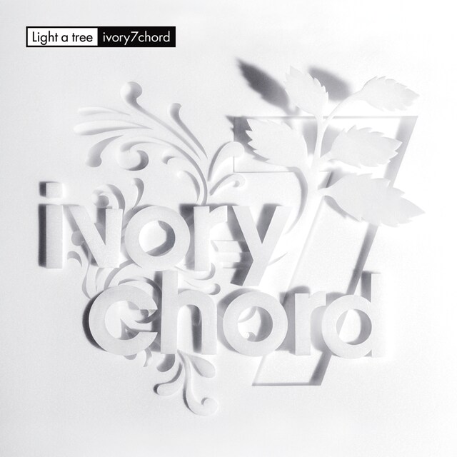 デビューシングル「light a tree」のジャケット。「distance」のビデオクリップはindiesmusic.comにて配信されている。