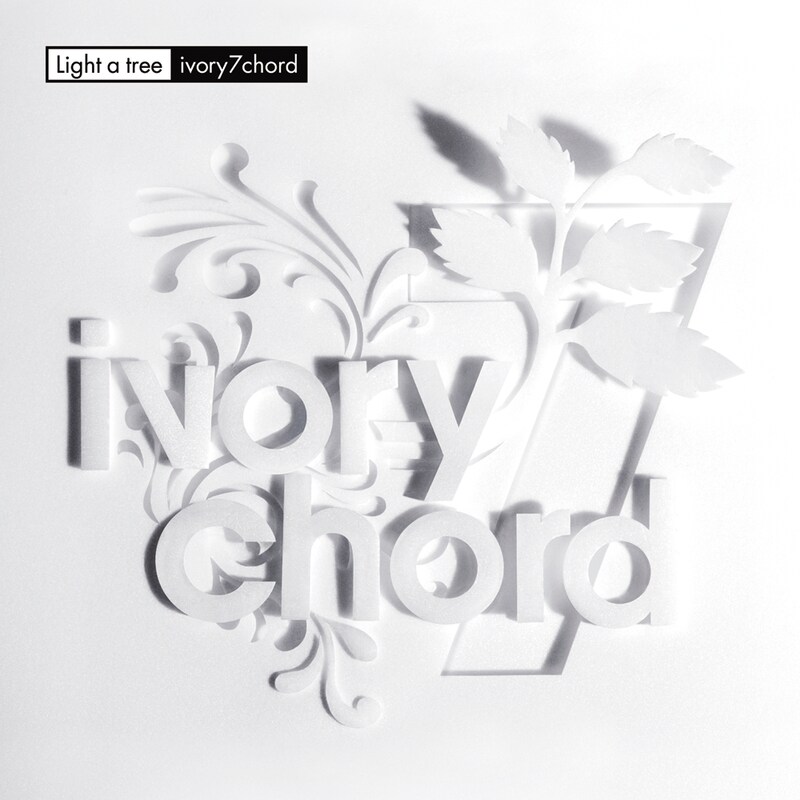 デビューシングル「light a tree」のジャケット。「distance」のビデオクリップはindiesmusic.comにて配信されている。