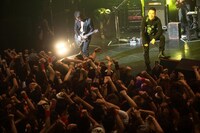 熱気の充満したフロアで狂喜乱舞する観客と、それを眺め満足げな笑みを浮かべる唄い屋・清木場。