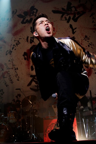 「男祭 2009 初陣」のステージで熱いロック魂を見せつける清木場俊介。