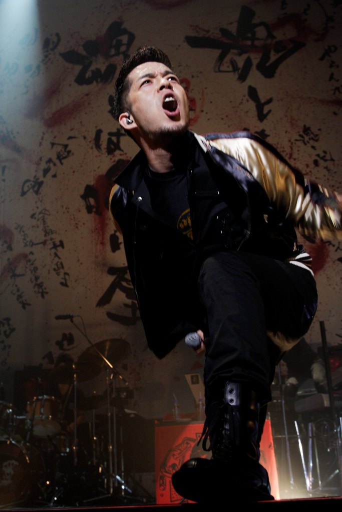 「男祭 2009 初陣」のステージで熱いロック魂を見せつける清木場俊介。