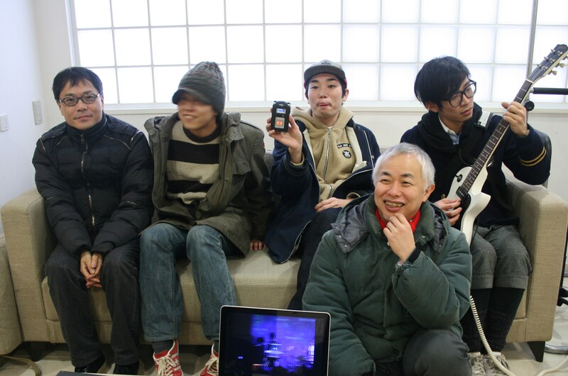 写真はナタリー編集部に突如現れた□□□チーム。右から村田シゲ、伊藤ガビン、三浦康嗣、ひとりおいていとうせいこう。