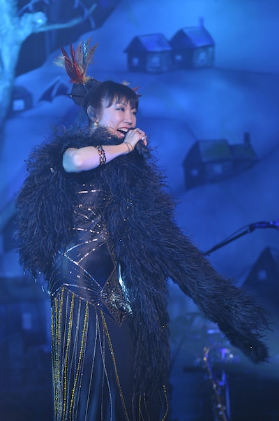 ついに幕を開けた30年目の「SURF&SNOW」。ユーミンは「30年続いている苗場ライブは『寒い時期に雪山に降り立つ魔女』みたい」と思い、今回は“魔法の国”をテーマに選んだという。