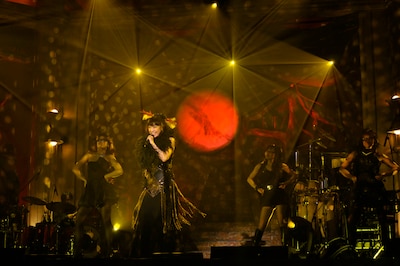 期間限定スペシャルサイト「NET MAGAZINE IN NAEBA【Y MODE】」ではイベント情報のみならず、ユーミンの素顔を知ることのできるトーク企画などさまざまなコンテンツが充実。3コース設定で、それぞれ異なる内容のライブがオンデマンド配信されている。