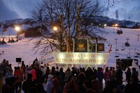 ゲレンデの麓に立つ大きな木には「Yuming 30th Anniversary」ディスプレイが装飾されている。苗場スキー場では2月18日までゲレンデBGMもユーミン一色となる。