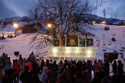 ゲレンデの麓に立つ大きな木には「Yuming 30th Anniversary」ディスプレイが装飾されている。苗場スキー場では2月18日までゲレンデBGMもユーミン一色となる。