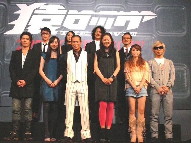 豪華キャスト陣とともに試写会を盛り上げたmihimaru GTのhiroko（写真下段右から2番目）とmiyake（下段右端）。