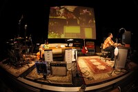 ちなみにこのツアーは全公演全席指定で、チケット代にはおつまみ代も含まれている。ファンはゆるりとアルコールを味わいながら、民生の楽曲制作の工程を見守ろう。