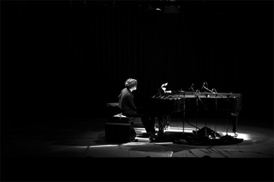 写真はピアノソロライブ「for maria concert version Keiichiro Shibuya playing piano solo」の模様。なお渋谷慶一郎は3月13日に東京・SHIBUYA-AXで相対性理論とのコラボライブを予定している。