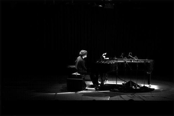 写真はピアノソロライブ「for maria concert version Keiichiro Shibuya playing piano solo」の模様。なお渋谷慶一郎は3月13日に東京・SHIBUYA-AXで相対性理論とのコラボライブを予定している。
