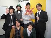 集合写真を撮影する出演者たち。