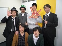 集合写真を撮影する出演者たち。