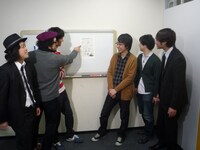 談笑する出演者たち。左からやついいちろう（エレキコミック）、JxJx、ズィ～レイ、ルノアール兄弟、今立進（エレキコミック）。