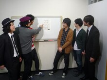 談笑する出演者たち。左からやついいちろう（エレキコミック）、JxJx、ズィ～レイ、ルノアール兄弟、今立進（エレキコミック）。