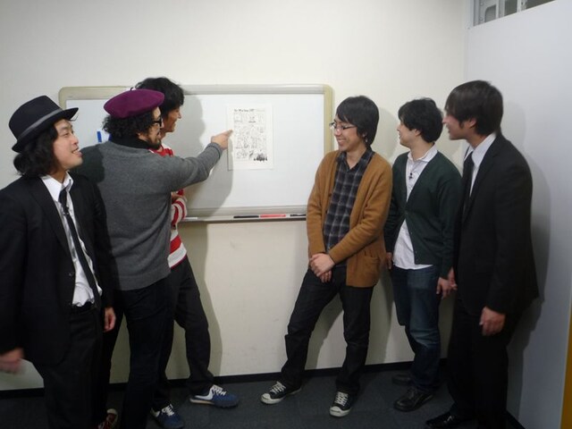 談笑する出演者たち。左からやついいちろう（エレキコミック）、JxJx、ズィ～レイ、ルノアール兄弟、今立進（エレキコミック）。