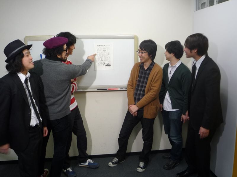 談笑する出演者たち。左からやついいちろう（エレキコミック）、JxJx、ズィ～レイ、ルノアール兄弟、今立進（エレキコミック）。