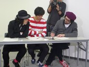 カメラに向けて自分が描いたものを見せるJxJx（写真右）。