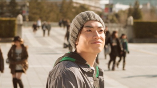 「旅人」ビデオクリップの1シーン。「人」に出演した大東俊介が再び登場している。