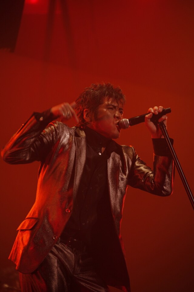 武道館公演では歴代のヒットナンバー15曲を、約30分にわたるノンストップメドレーで披露。ライブDVDにはこの模様も収録される予定だ（写真は2月6日の日本武道館公演より）。