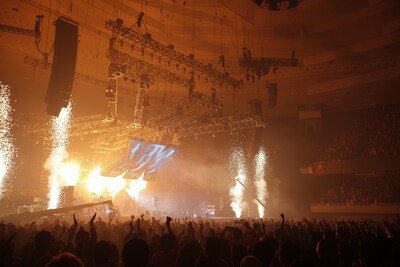 ライブでは火炎放射や銀テープ噴射などの特効も用意。サウンドのみならず視覚面でも観客を楽しませてくれた。