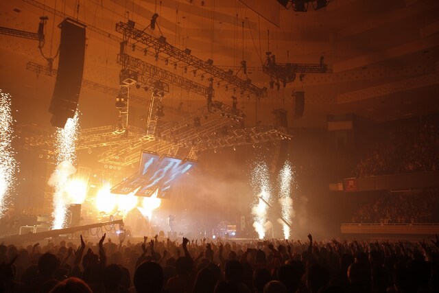 ライブでは火炎放射や銀テープ噴射などの特効も用意。サウンドのみならず視覚面でも観客を楽しませてくれた。