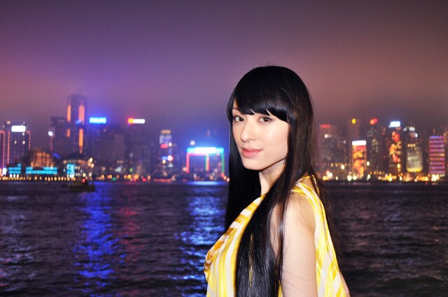 100万ドルの夜景を堪能するCHiAKi KURiYAMA。