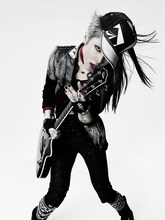 3月にベストアルバム「FAN'S BEST」とライブドキュメントDVD「NEO TOKYO SAMURAI BLACK WORLD TOUR vol.1」をリリースした雅-MIYAVI-。