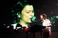 ボコーダーを使った弾き語りで新境地を見せたKREVA。このほか新たに導入した機材の説明をしつつ、ステージ上での1人多重録音を披露する一幕も。