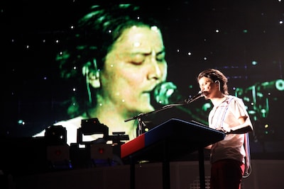 ボコーダーを使った弾き語りで新境地を見せたKREVA。このほか新たに導入した機材の説明をしつつ、ステージ上での1人多重録音を披露する一幕も。