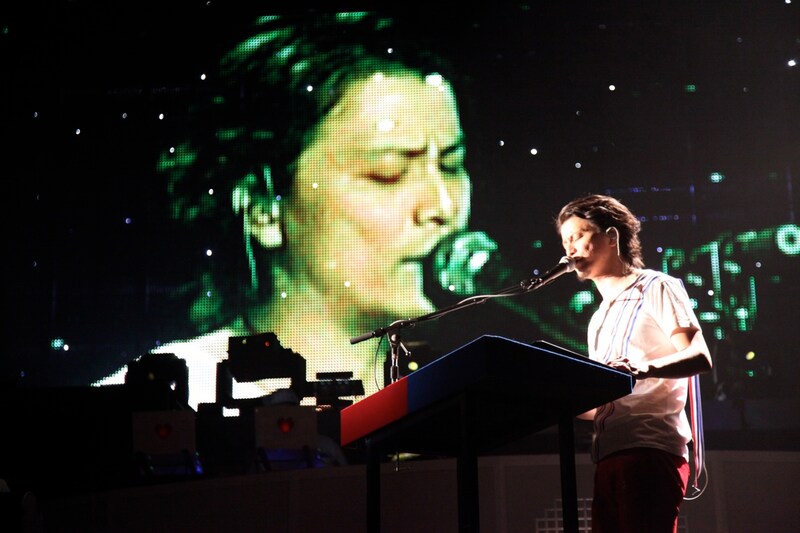 ボコーダーを使った弾き語りで新境地を見せたKREVA。このほか新たに導入した機材の説明をしつつ、ステージ上での1人多重録音を披露する一幕も。