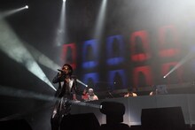 KREVAのバックでは、DJ SHUHO、DJ 熊井吾郎、DJ HAJIの3名が卓越したプレイを見せつける。