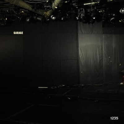 ライブアルバム「1235」のジャケットには、会場となった下北沢GARAGEが登場。