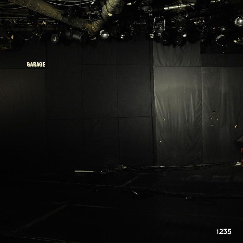 ライブアルバム「1235」のジャケットには、会場となった下北沢GARAGEが登場。