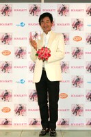 アルバムジャケットを右手にポーズ。