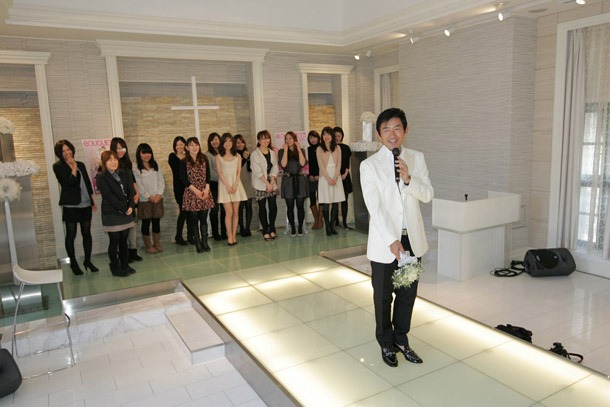 未婚の女性たちに幸せのブーケを渡す純一。まずは用意。