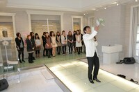 思いきりブーケを放り投げる純一。