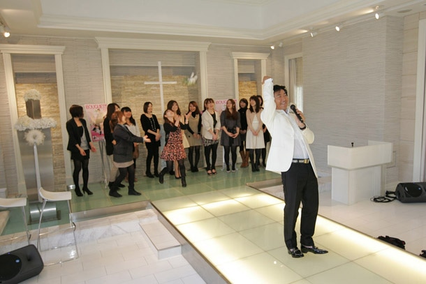 ほぼ中央に立っていた女性が純一の投げたブーケにロックオン。