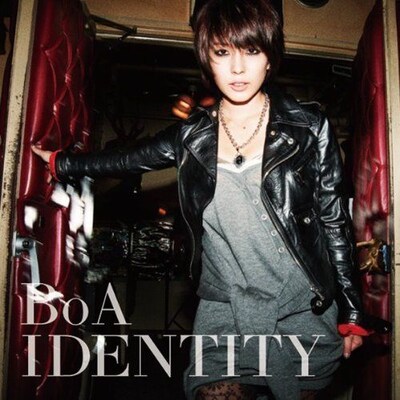 最新アルバム「IDENTITY」（写真はCD＋DVD盤ジャケット）も好評なBoA。オフィシャルサイト内のアルバム特設ページには、彼女のインタビューが掲載されている。