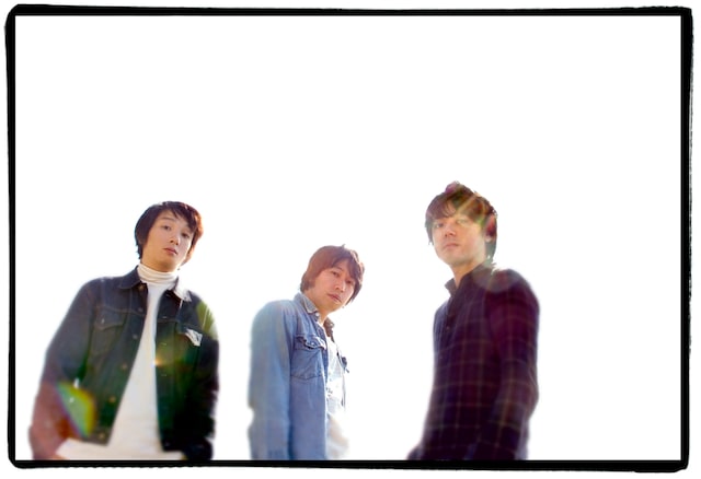 左から丸山晴茂（Dr）、曽我部恵一（Vo,G）、田中貴（B）。ニューアルバム「本日は晴天なり」は、デビューアルバム「若者たち」発売からちょうど15周年の記念日にリリースされる。