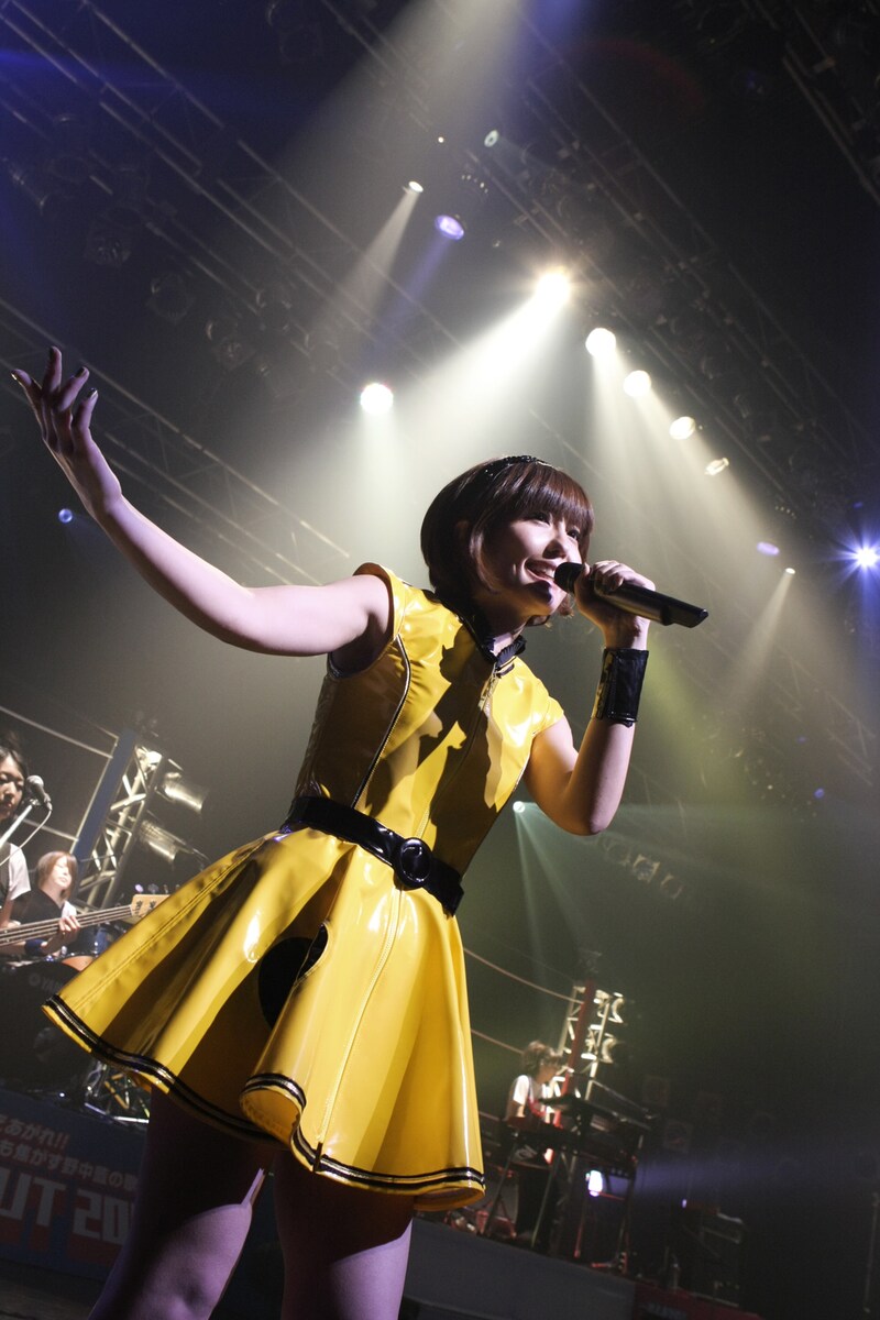 写真は東京・Shibuya O-EAST公演より。ガールズバンドの骨太なサウンドに合わせ、ライブハウスならではの熱いステージを展開した。