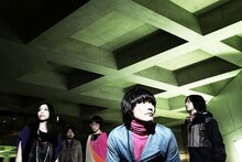 2月11日に品川ステラボールで行われたライブイベント「version21.1 second」のMCで、アルバムについて語った山口一郎（写真右から2番目）。「すごくいいアルバムです」「自分の頭の中をこれまでで一番再現できました」と完成度の高さに自信をうかがわせた。