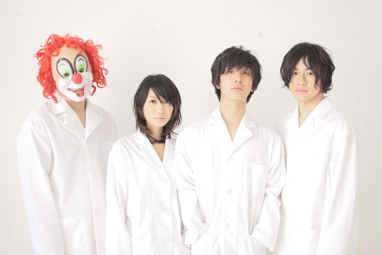 LOVE（DJ）、藤崎彩織（key）、深瀬慧（Vo, G）、中島真一（G）の4人からなるバンド、世界の終わり。