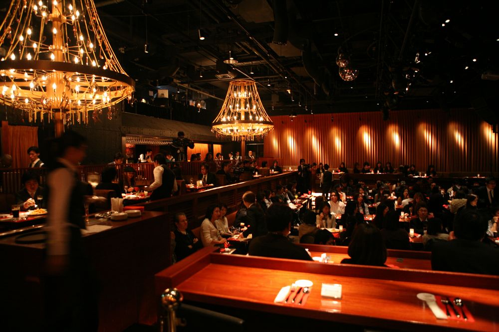 写真は店内の様子。ライブ終了後もJUJUの歌声の余韻に浸りながら食事を楽しむ人が多く見られた。