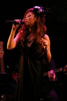 この日のライブで披露された新曲「S.H.E.」「桜雨」およびBONNIE PINK「Last Kiss」のカバーは、2月24日にシングルとしてリリース。JUJUは「S.H.E.」を歌う前に「女の子であることは日々大変で……でも楽しいってことを歌ってます」と語った。