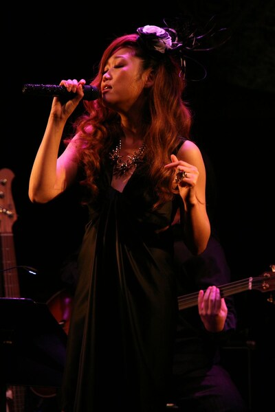 この日のライブで披露された新曲「S.H.E.」「桜雨」およびBONNIE PINK「Last Kiss」のカバーは、2月24日にシングルとしてリリース。JUJUは「S.H.E.」を歌う前に「女の子であることは日々大変で……でも楽しいってことを歌ってます」と語った。