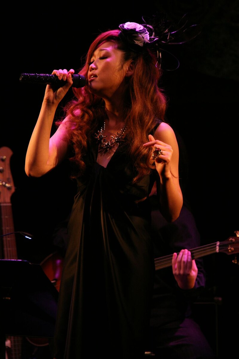 この日のライブで披露された新曲「S.H.E.」「桜雨」およびBONNIE PINK「Last Kiss」のカバーは、2月24日にシングルとしてリリース。JUJUは「S.H.E.」を歌う前に「女の子であることは日々大変で……でも楽しいってことを歌ってます」と語った。