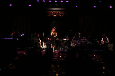 MCでJUJUは自身の誕生日がバレンタイン当日と重なるため「ロマンティックな思い出がないんです」とコメント。「だって彼氏のいる友達には放置されるし、男の子達はモテようと必死だし」と笑いながら語った。