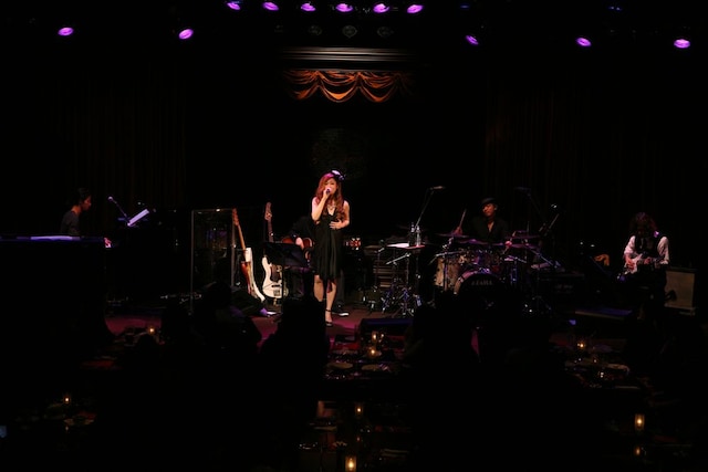 MCでJUJUは自身の誕生日がバレンタイン当日と重なるため「ロマンティックな思い出がないんです」とコメント。「だって彼氏のいる友達には放置されるし、男の子達はモテようと必死だし」と笑いながら語った。