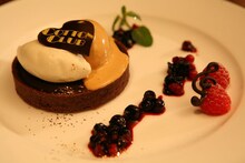 写真はホロ苦くサクサクのチョコレートタルトの上に、上品な生クリームと甘めのアイスが乗せられたJUJU考案のオリジナルスイーツ。その絶妙な味はJUJUのパフォーマンス同様オーディエンスをとりこにした。